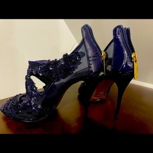 Oscar De La Renta heel in deep blue